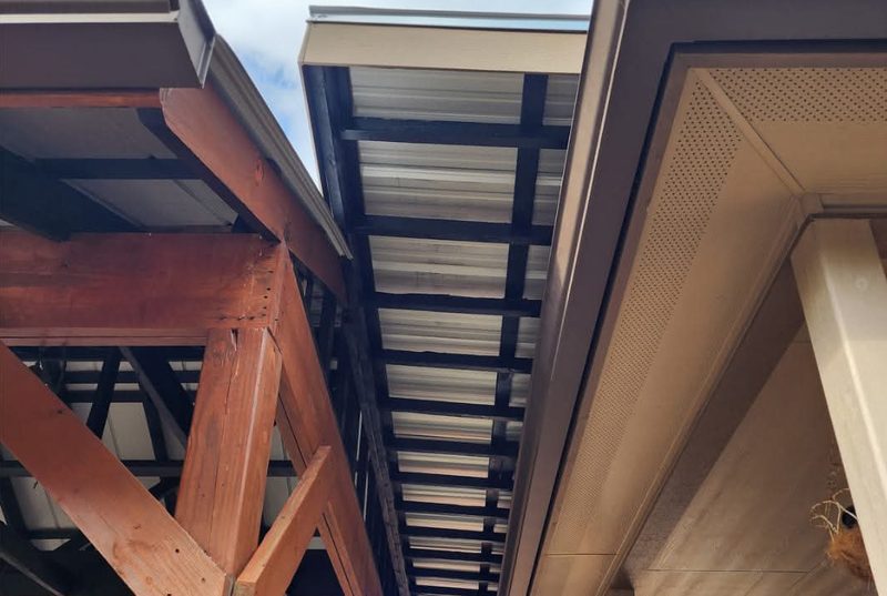 Tramo de techo de lámina añadido junto a la estructura de madera existente